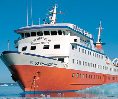 El Crucero Skorpios III navega la Ruta Kaweskar, realizando un recorrido que parte desde la ciudad de Puerto Natales (ubicada a 2500 km al sur de Santiago de Chile) y atraviesa más de 600 km de fiordos y canales de la Patagonia Chilena